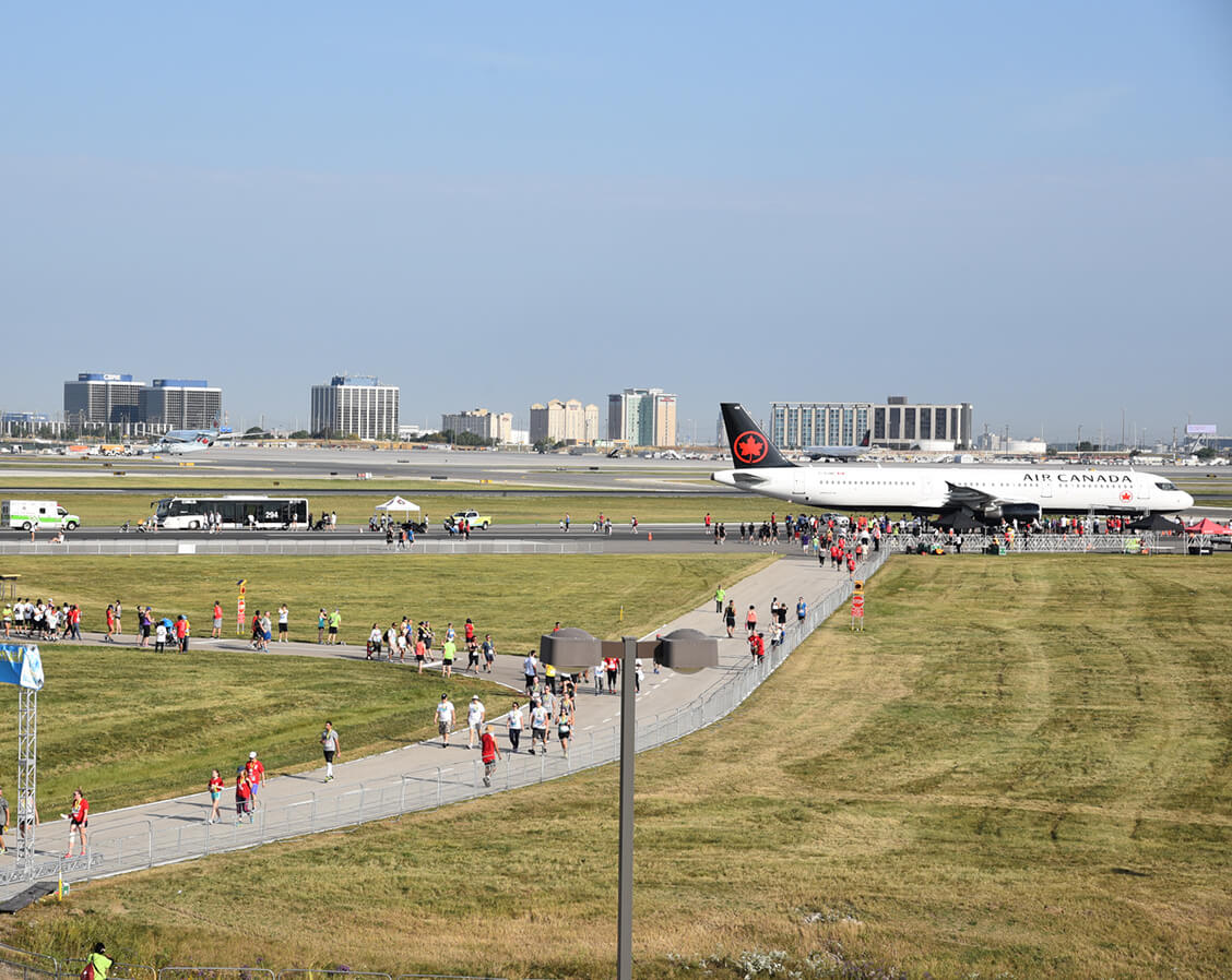 Des personnes se promènent à la course Runway Run de l’aéroport Pearson