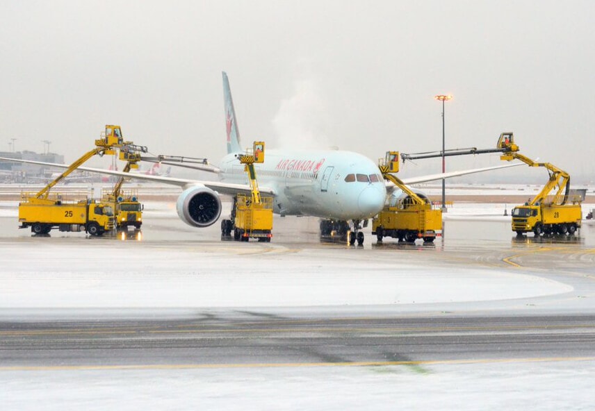 Plane deicing at Pearson airport