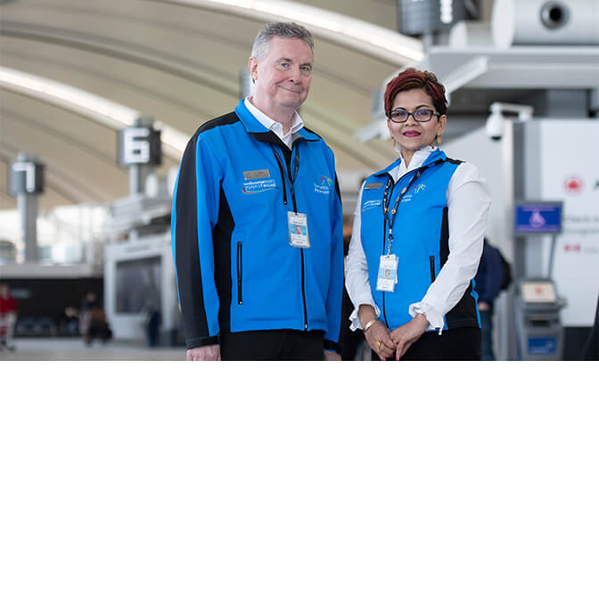 Deux bénévoles de l’aéroport Pearson