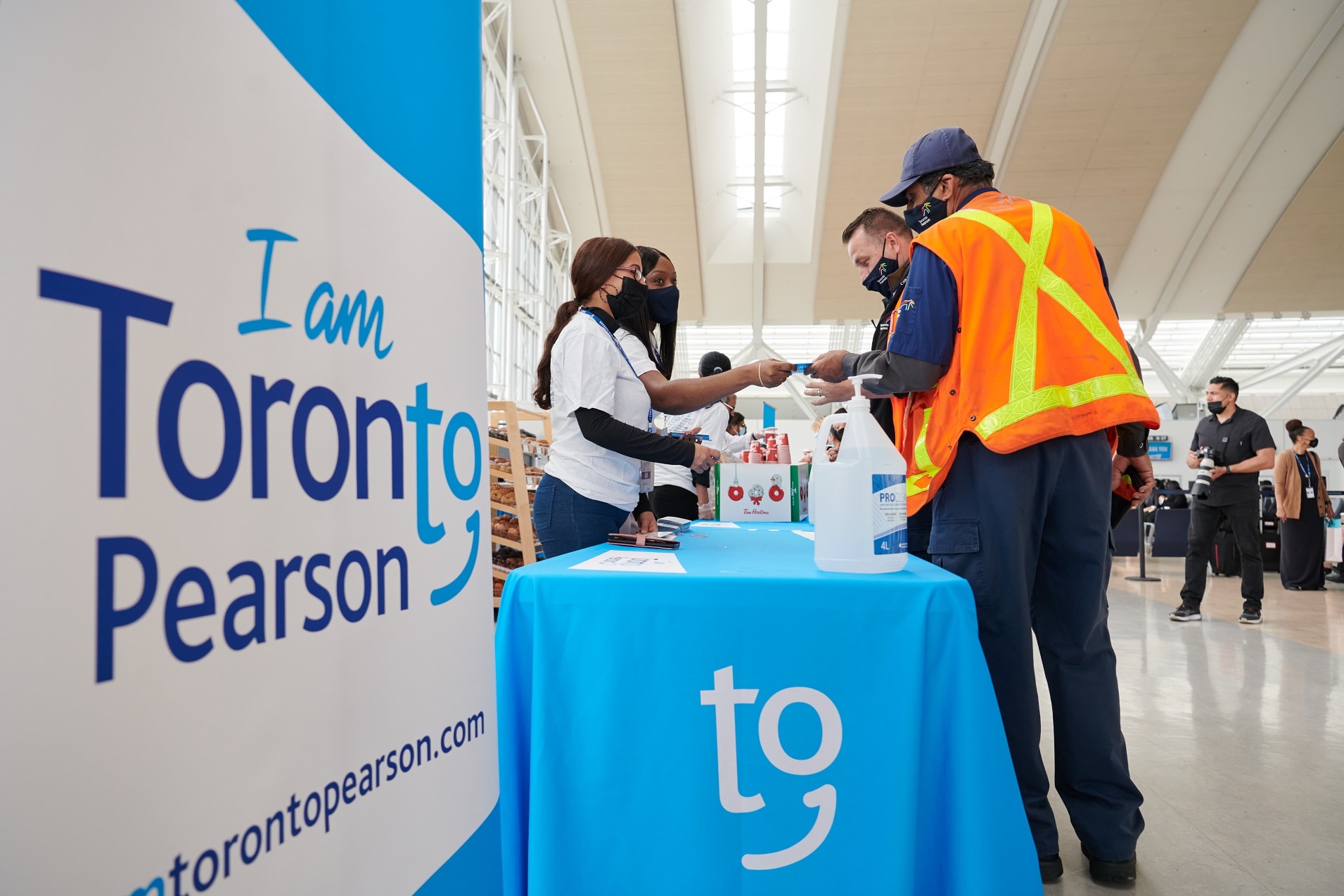 Employee receiving a gift card from I Am Toronto Pearson booth
