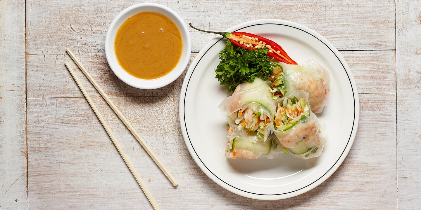 shrimp rolls with dipping sauce