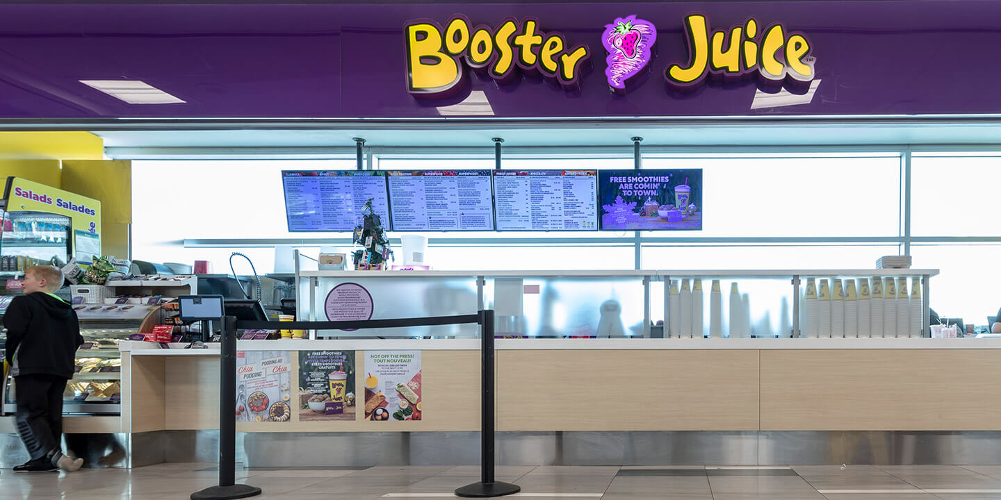 Comptoir de Booster Juice avec le menu et l’enseigne.