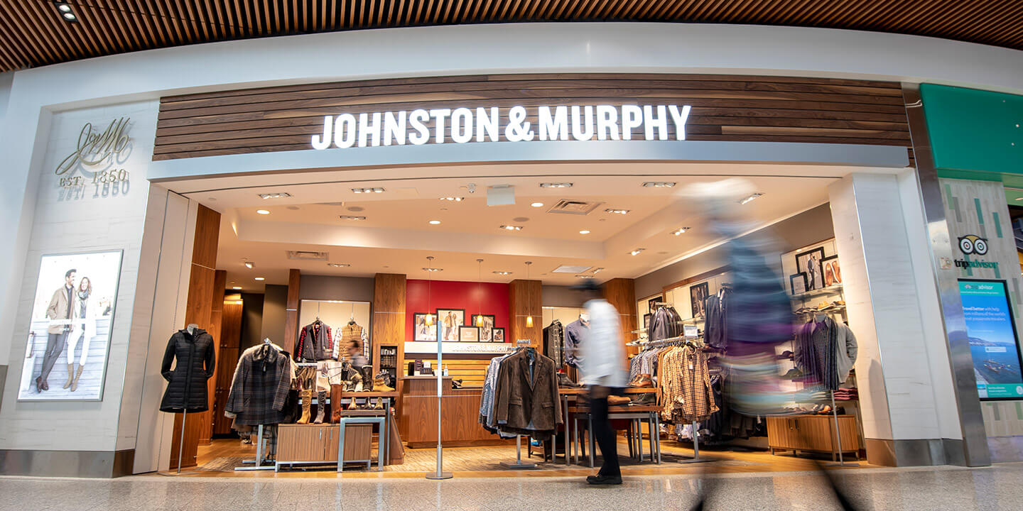 Devanture de Johnston and Murphy avec des étalages de vêtements et des acheteurs