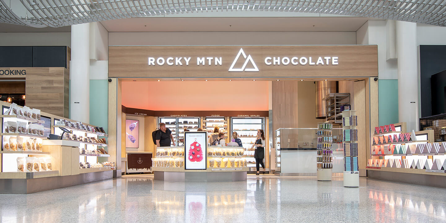 Vue extérieure du magasin Rocky Mountain Chocolate Factory.